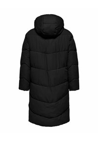 Melns polsterēts mētelis ar kapuci, kam raksturīgs dūrēts dizains un platas piedurknes. Aizmugurē horizontālas, 