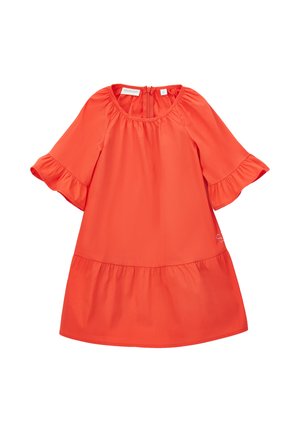 Vestito arancione brillante con scollo rotondo, maniche corte arricciate e orlo svasato, mostrato disteso su sfondo bianco.