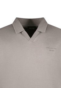 Lichtgrijze polo met een ribbelkraag en een V-hals ontwerp. Heeft een gestructureerde stof en subtiele branding op de borst.