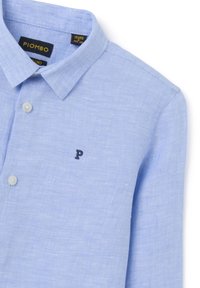 Hellblaues Leinenhemd mit Button-Down-Kragen, das ein kleines gesticktes "P"-Logo auf der Brust und perlenähnliche Knöpfe aufweist.
