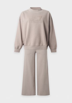 EA7 Emporio Armani, TRAIN MAXI LOGO SET - Анцуг - cinder