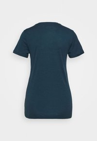 Mörkblå T-shirt med kort ärm och rund halsringning, slät textur och en figurnära silhuett, med en enkel design utan grafik.