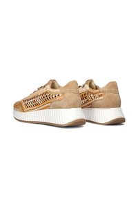 Sneakers met een mix van beige suede en geweven ontwerp, voorzien van een dikke witte tussenzool, ronde veters en decoratieve ogen.