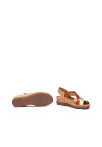 Sandalias de cuña con una base de cuero marrón, correas doradas y burdeos, diseño de punta abierta y suela de goma marrón texturizada.