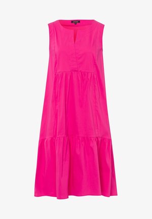 Bezramínková, áčková šaty z jasně růžové bavlny, s výstřihem do V, nařaseným pasem a rozšířenou sukní s vrstveným lemem.