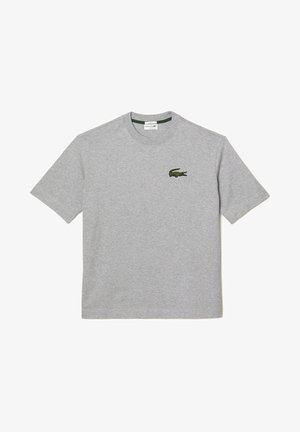 Grijze katoenen t-shirt met een ronde hals en korte mouwen; heeft een groene Lacoste krokodil-embleem op de linkerborst.