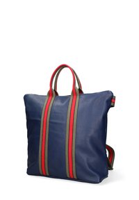 Marine leren rugzak met rode en groene strepen, dubbele handgrepen en verstelbare schouderbanden. Heeft een ritssluiting en een gestructureerd oppervlak.