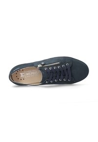 Baskets en daim bleu marine foncé avec un design à lacets, détail de fermeture éclair sur le côté, semelle en caoutchouc blanc et semelle intérieure beige arborant le logo de la marque.