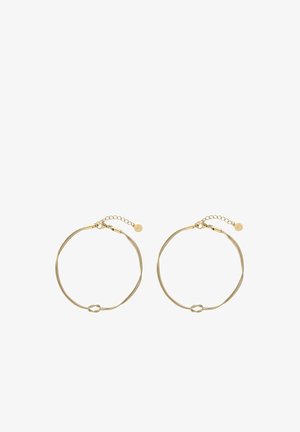 Złote metalowe kolczyki w kształcie obręczy o gładkim, teksturowanym wykończeniu, z małym okrągłym zapięciem i regulowanym łańcuszkiem zapewniającym pewne noszenie.