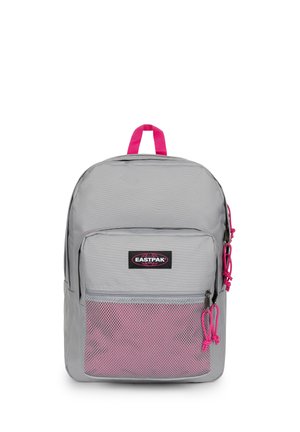 Mochila Eastpak gris claro con cremalleras rosas, asa rosa, bolsillo delantero de malla y parche con logo en el bolsillo delantero.