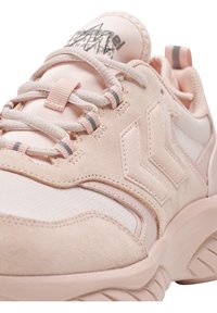 Chaussure de sport rose clair en daim et maille, dotée d'un dessus texturé, de subtils accents gris et d'une semelle en caoutchouc épaisse pour le soutien.