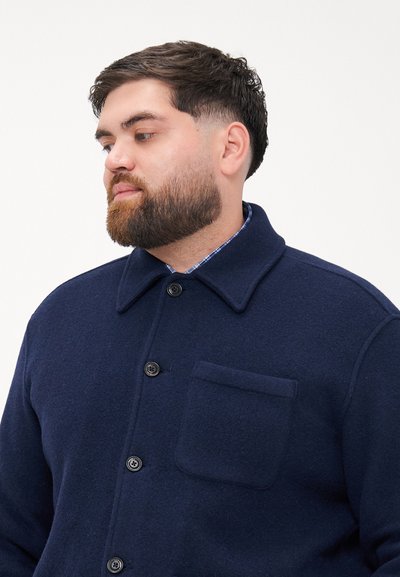 Ναυτικό πουκάμισο-ζακέτα από μείγμα μαλλιού, με γιακά, μπροστι�νή κουμπότρυπα, τσέπη στο στήθος και υφή στην επιφάνεια.