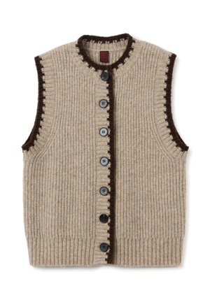 Gilet sans manches en tricot beige avec une texture côtelée, bordure marron le long des bords, et cinq boutons noirs à l'avant.