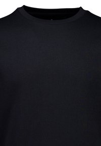 T-shirt nera a maniche corte e collo rotondo realizzata in morbido tessuto di cotone. Presenta un colore semplice e uniforme con una vestibilità classica e dettagli minimi.