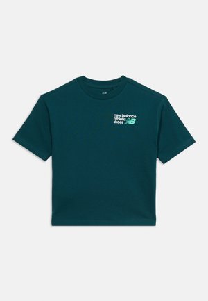 T-shirt vert foncé à manches courtes et col rond, avec un petit logo "new balance athletic shoes" blanc et turquoise sur le haut gauche de la poitrine.