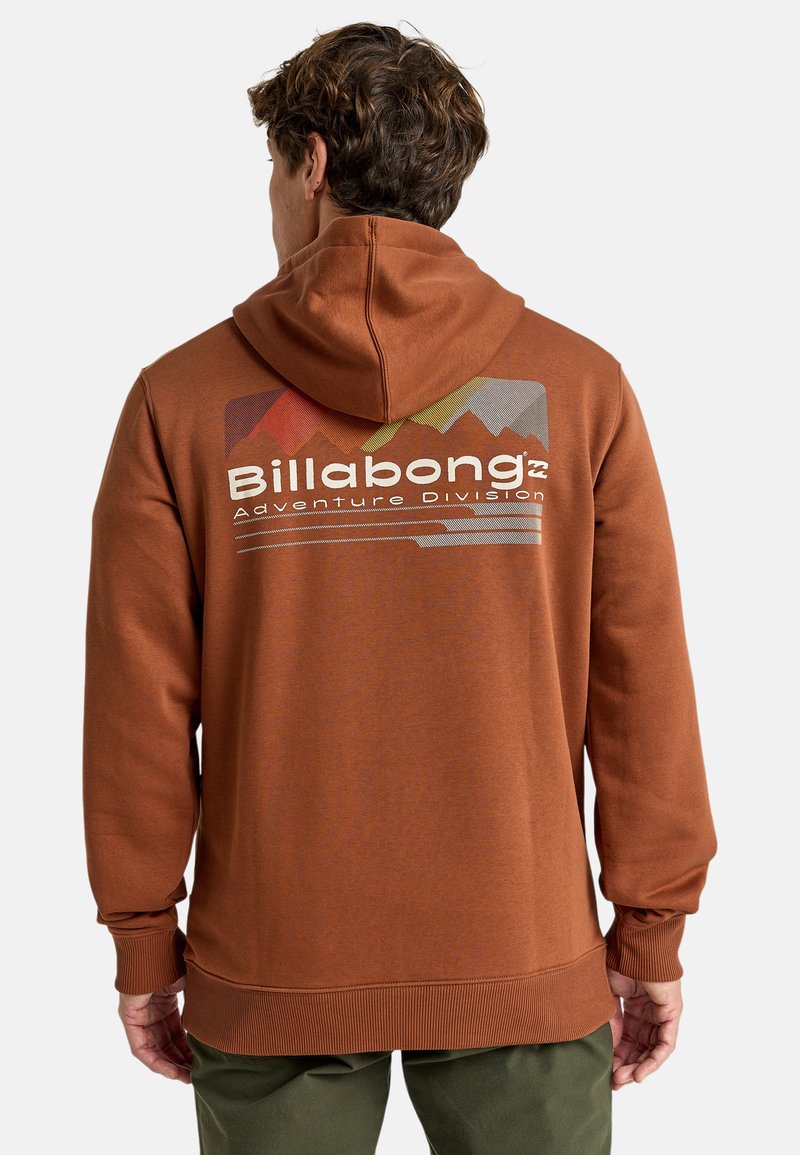 Felpa marrone con un grafico di montagna colorato e il testo "Billabong Adventure Division" sul retro. Tessuto morbido con polsini a costine.