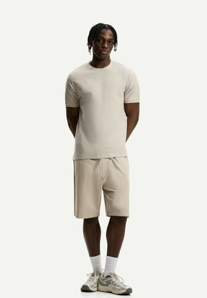 TEXTURED - BERMUDA - Pantalon de survêtement - camel
