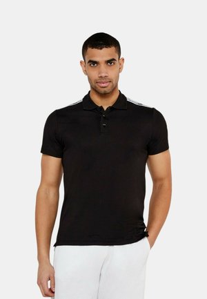 Polo nero con vestibilità slim, caratterizzato da un colletto a due bottoni e dettagli a righe sulle spalle. Materiale leggero e liscio.