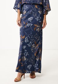 Bloemen maxi rok in marineblauw, met witte en bruine botanische patronen. Soepele stof met een vloeiende uitstraling en een subtiele glans.