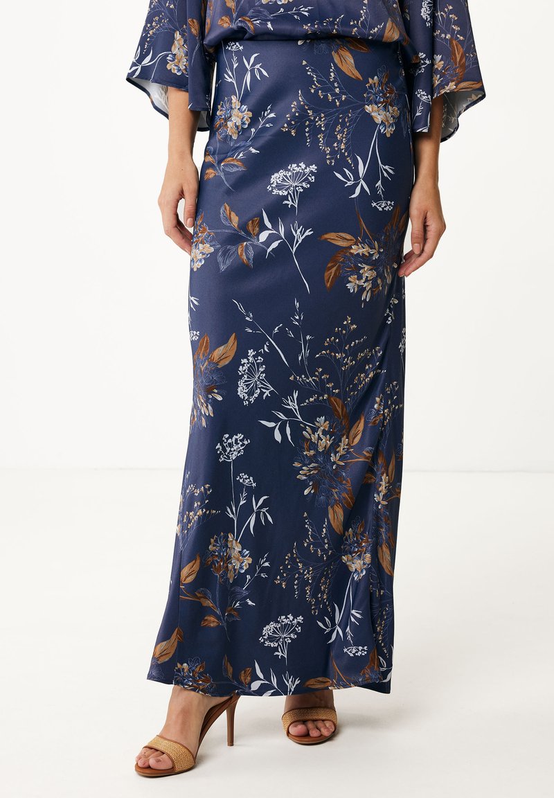 Bloemen maxi rok in marineblauw, met witte en bruine botanische patronen. Soepele stof met een vloeiende uitstraling en een subtiele glans.