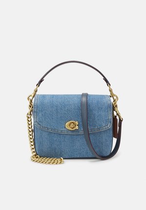 Crossbody taske i denim med guldfarvet twist-lås, mørk læderrem og guldkæde detalje på hvid baggrund.