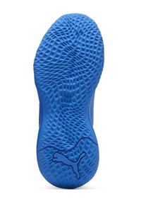 Suela de zapato de goma azul con superficie texturizada, que presenta un patrón ondulado y un logo negro de Puma cerca del talón.