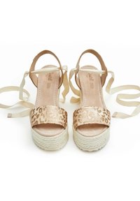 Sandalias de plataforma con estampado de leopardo, base beige, plantilla de yute trenzado y cintas para atar en el tobillo. Tira de piel suave con plantilla acolchada.