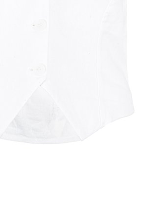 Poignet de chemise blanche avec deux boutons blancs visibles et un détail triangulaire en tissu le long d'un bord.
