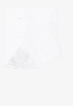 Poignet de chemise blanche avec deux boutons blancs visibles et un détail triangulaire en tissu le long d'un bord.