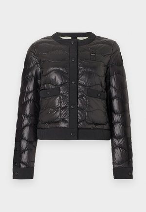 Μαύρο καπιτονέ μπουφάν με κουμπιά πατιλέτας, δύο εμπρόσθιες τσέπες με καπάκι και στρογγυλό γιακά, σε λευκό φόντο.