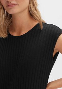 Zwarte geribbelde top met korte mouwen en een ronde halslijn, met een gemercerweefsel voor een subtiele visuele detail.