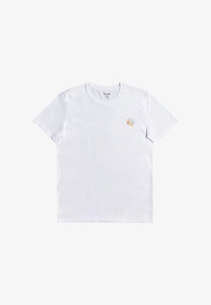 Camiseta blanca de algodón que presenta un pequeño gráfico multicolor en la esquina superior izquierda y un diseño clásico de cuello redondo. Mangas cortas.