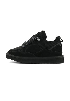Sneaker nera in suede e tessuto con suola spessa, lacci texturizzati, collare imbottito e linguetta sul tallone, mostrata dal lato esterno.