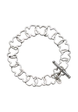 Pulsera de plata con eslabones en forma de corazón entrelazados, cierre de palanca y una pequeña etiqueta, con un acabado liso y brillante.