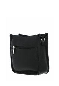 Sac à bandoulière en cuir noir avec une finition texturée, doté d'une poche zippée à l'avant, d'un anneau en D latéral, et d'une forme simple et rectangulaire.