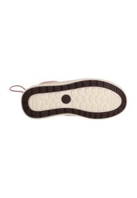 Schuhsohle mit einem braunen Gummiprofilmuster mit Rillen, einer cremefarbenen Zwischensohle und einer subtilen strukturierten Oberfläche. An der Ferse befindet sich eine Zuglasche.
