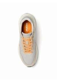 Lichtgrijze sneaker met een oranje binnenzool, bovenwerk van mesh en suède, contrasterende veters en een afgeronde neus. Logo gedrukt op de tong.
