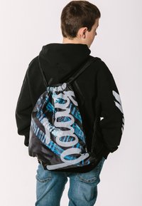 Černý batoh na stažení s modrými akcenty, se geometrickým vzorem a bílým logem. Hladká tkanina s nastavitelnými popruhy.