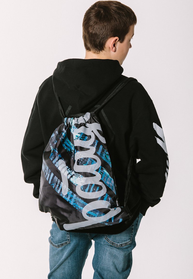 Černý batoh na stažení s modrými akcenty, se geometrickým vzorem a bílým logem. Hladká tkanina s nastavitelnými popruhy.