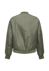 Olivovo zelená bomber bunda, hladký saténový materiál, rebrované manžety a lem, klasický dizajn goliera, bez viditeľných zapínaní alebo vreciek.