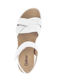 Sandalia blanca con tiras trenzadas de cuero. Plantilla suave con una textura marrón que muestra la marca "Gabor". Correa ajustable.