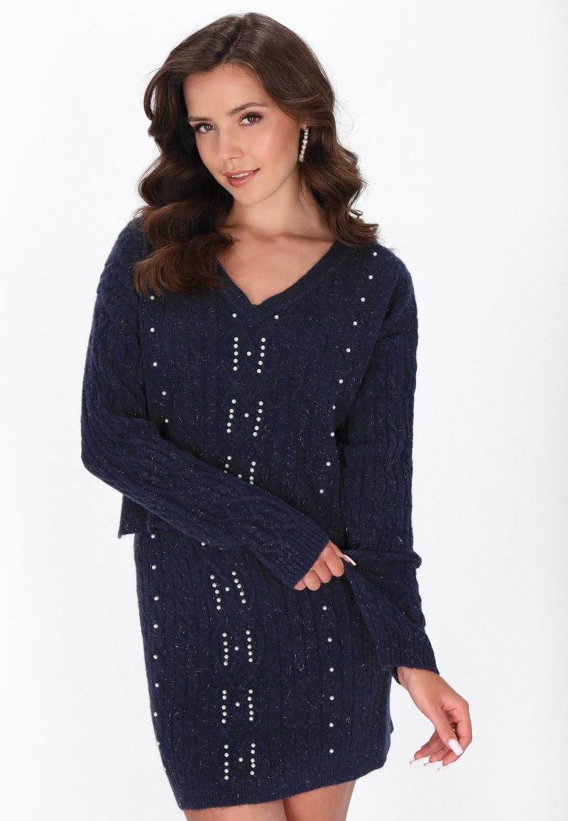 Rochie tricotată bleumarin, cu decolteu în V, textură ribbată și decorațiuni cu perlute aranjate în modele pe față.