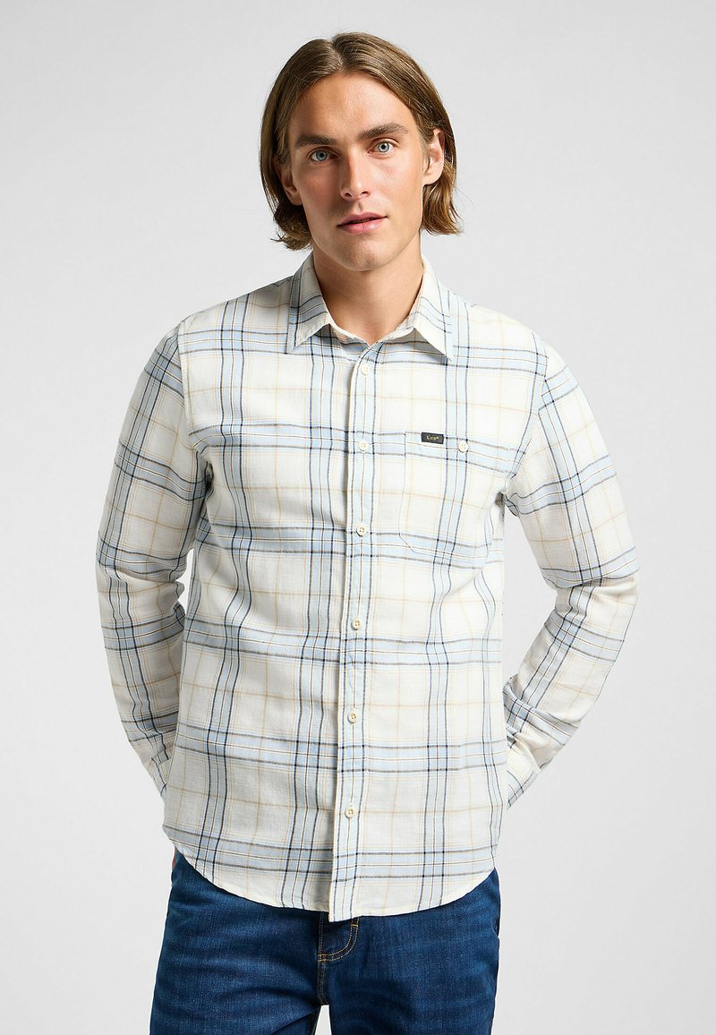 Herrskjorta med lång ärm i rutigt mönster, i färgerna elfenben och ljusblå, med knappkoll och ficka, tillverkad av mjuk bomullstyg.