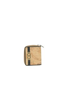 Portafoglio marrone e beige con stampa mappa, chiusura con zip e accenti neri sulla tracolla, caratterizzato da due anelli metallici decorativi sul davanti.