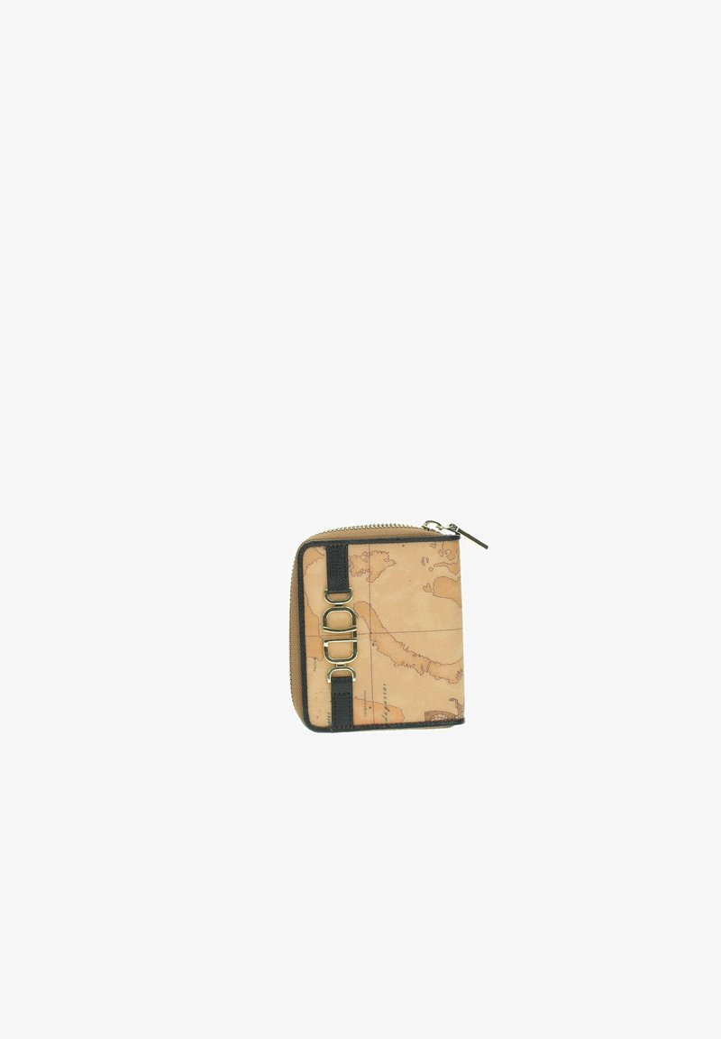 Portafoglio marrone e beige con stampa mappa, chiusura con zip e accenti neri sulla tracolla, caratterizzato da due anelli metallici decorativi sul davanti.