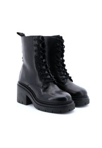 Stivali alla caviglia in pelle nera con tacco largo, design con lacci e superficie testurizzata. Presenta un occhiello per il pollice e una suola in gomma spessa.