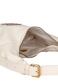 Borsa a tracolla bianca in pelle con hardware in tonalità oro, cerniera aperta che rivela l'interno. Presenta una finitura testurizzata e una tracolla regolabile.