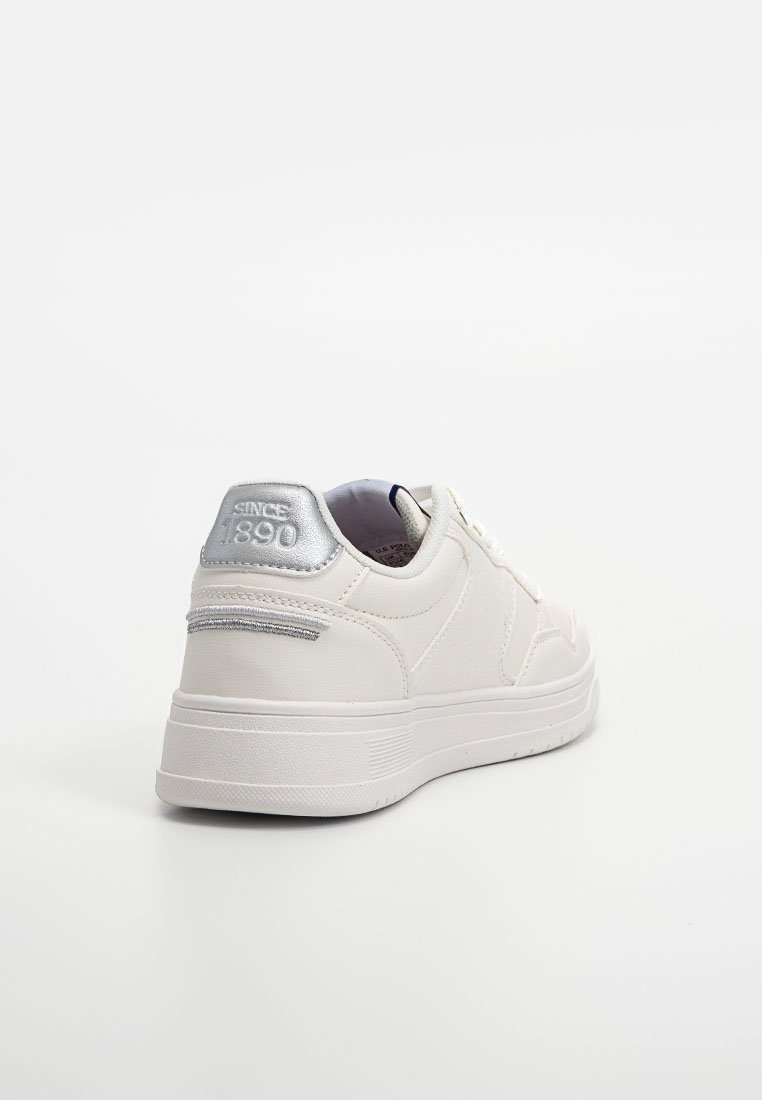 Baskets blanches en cuir, au toucher lisse, avec un accent métallique argenté au niveau du talon et un texte brodé indiquant "DEPUIS 1890."