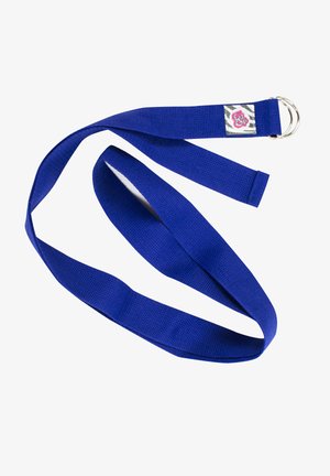 Niebieska smycz z materiału, charakteryzująca się teksturowaną powierzchnią i metalowym pierścieniem na jednym końcu, z małą, wielokolorową łatką w pobliżu pierścienia.