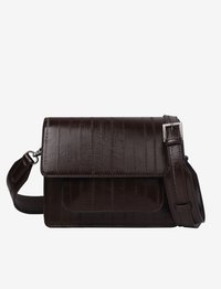 Borsa a tracolla in pelle marrone con finitura testurizzata, forma rettangolare e patta frontale. Presenta una fibbia color argento e tracolla regolabile.